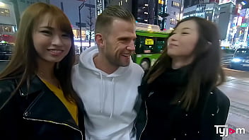 หนุ่มหล่อฝรั่งกับสองสาวญี่ปุ่นสุดสวย